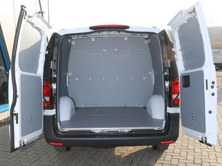 Laderaum mit Bodentrennwand und Seitenverkleidung