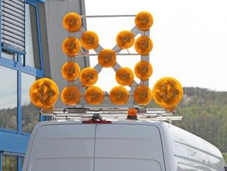 Leuchtpfeil mit 2 Vorwarnern und Funkfernbedienung